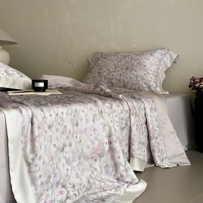 91家纺网 家纺一手货源 找家纺 张公子婚庆馆 2025新款天丝数码印花夏被四件套-玫丽花田系列【控价:不低于单夏被268/288 夏被四件套368/388】 午后花房