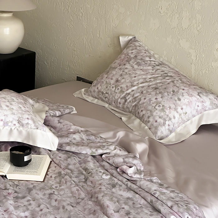 91家纺网 家纺一手货源 找家纺 张公子婚庆馆 2025新款天丝数码印花夏被四件套-玫丽花田系列【控价:不低于单夏被268/288 夏被四件套368/388】 午后花房