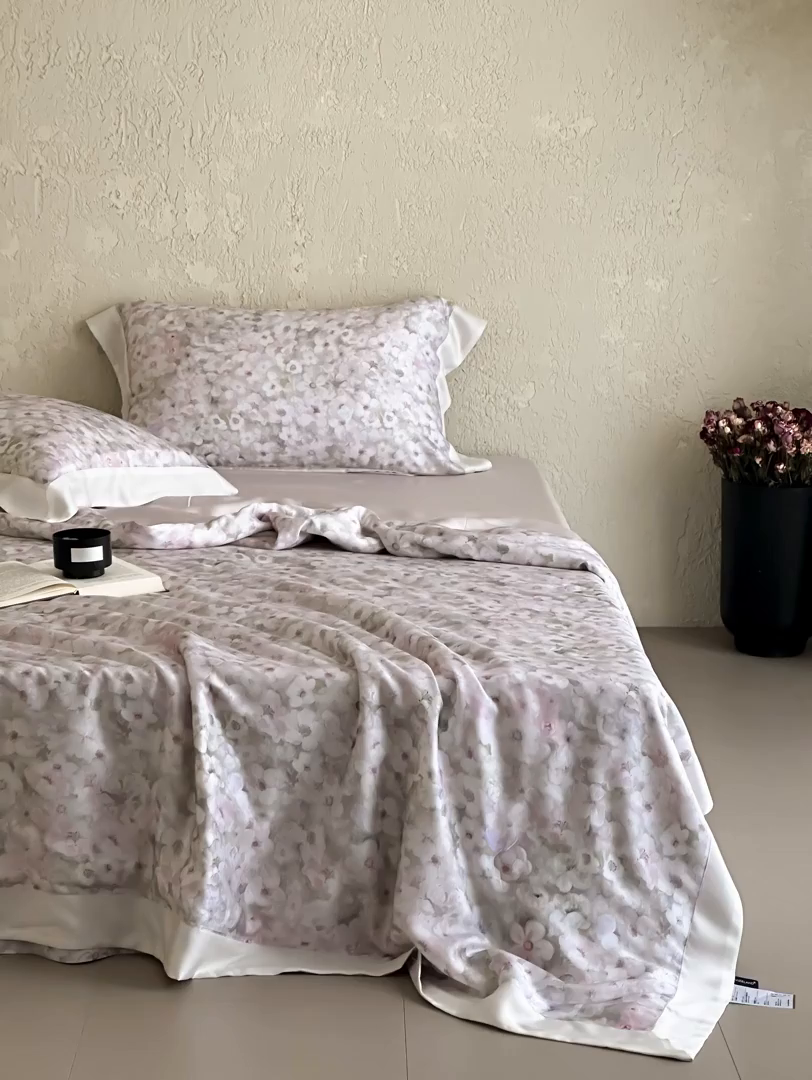 91家纺网 家纺一手货源 找家纺 张公子婚庆馆 2025新款天丝数码印花夏被四件套-玫丽花田系列【控价:不低于单夏被268/288 夏被四件套368/388】 午后花房