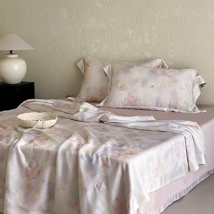 91家纺网 家纺一手货源 找家纺 张公子婚庆馆 2025新款天丝数码印花夏被四件套-玫丽花田系列【控价:不低于单夏被268/288 夏被四件套368/388】 月光蔷薇