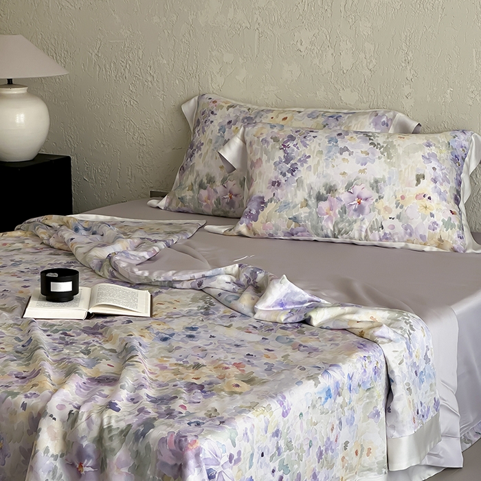 91家纺网 家纺一手货源 找家纺 张公子婚庆馆 2025新款天丝数码印花夏被四件套-玫丽花田系列【控价:不低于单夏被268/288 夏被四件套368/388】 云烟-天空灰