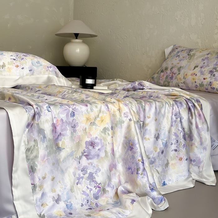 91家纺网 家纺一手货源 找家纺 张公子婚庆馆 2025新款天丝数码印花夏被四件套-玫丽花田系列【控价:不低于单夏被268/288 夏被四件套368/388】 云烟-天空灰