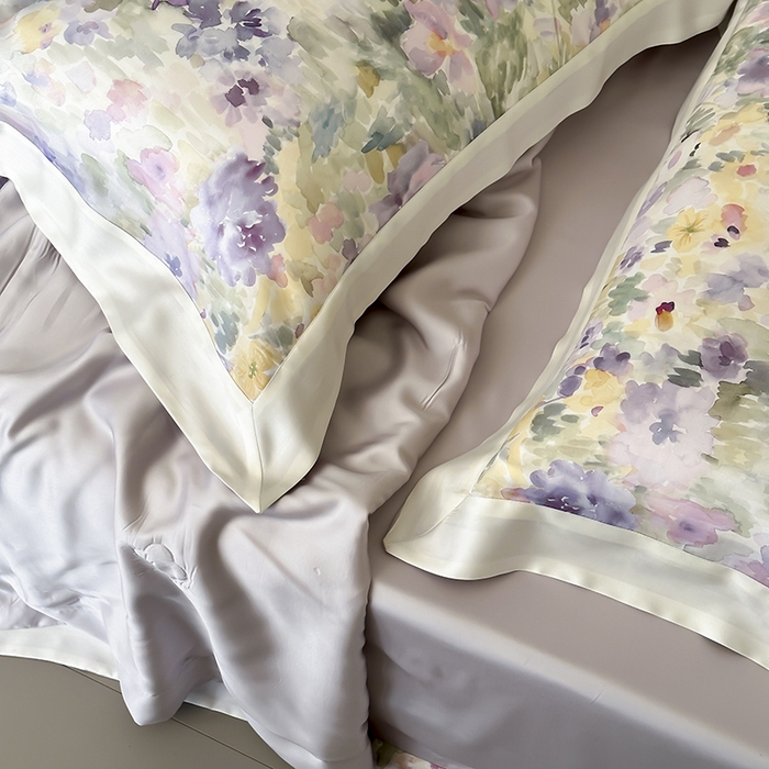 91家纺网 家纺一手货源 找家纺 张公子婚庆馆 2025新款天丝数码印花夏被四件套-玫丽花田系列【控价:不低于单夏被268/288 夏被四件套368/388】 云烟-天空灰