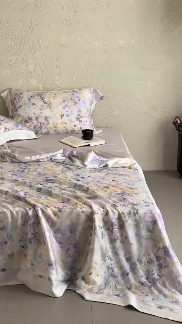 91家纺网 家纺一手货源 找家纺 张公子婚庆馆 2025新款天丝数码印花夏被四件套-玫丽花田系列【控价:不低于单夏被268/288 夏被四件套368/388】 云烟-天空灰