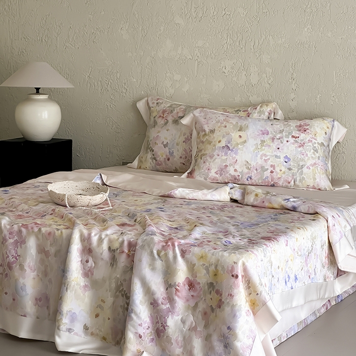 91家纺网 家纺一手货源 找家纺 张公子婚庆馆 2025新款天丝数码印花夏被四件套-玫丽花田系列【控价:不低于单夏被268/288 夏被四件套368/388】 云烟-微粉