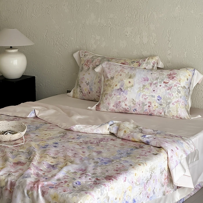 91家纺网 家纺一手货源 找家纺 张公子婚庆馆 2025新款天丝数码印花夏被四件套-玫丽花田系列【控价:不低于单夏被268/288 夏被四件套368/388】 云烟-微粉