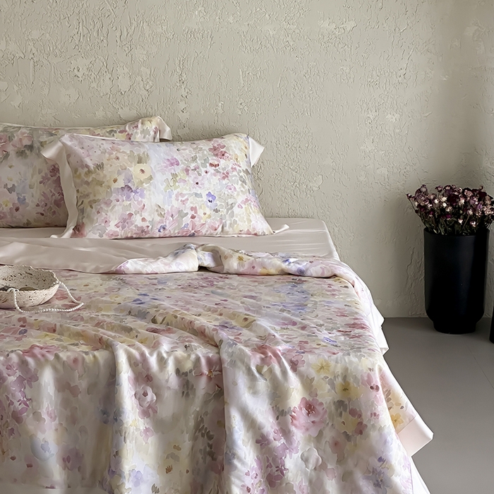 91家纺网 家纺一手货源 找家纺 张公子婚庆馆 2025新款天丝数码印花夏被四件套-玫丽花田系列【控价:不低于单夏被268/288 夏被四件套368/388】 云烟-微粉