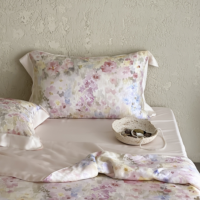 91家纺网 家纺一手货源 找家纺 张公子婚庆馆 2025新款天丝数码印花夏被四件套-玫丽花田系列【控价:不低于单夏被268/288 夏被四件套368/388】 云烟-微粉