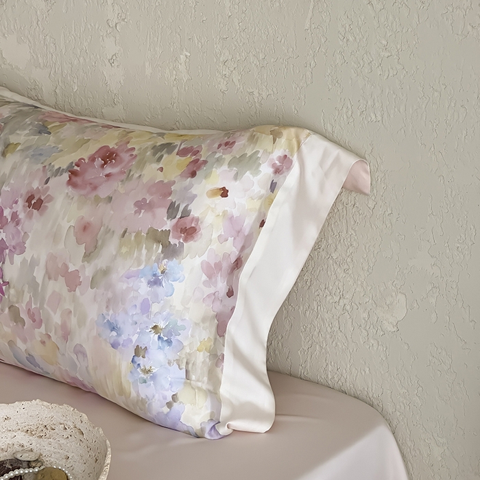 91家纺网 家纺一手货源 找家纺 张公子婚庆馆 2025新款天丝数码印花夏被四件套-玫丽花田系列【控价:不低于单夏被268/288 夏被四件套368/388】 云烟-微粉