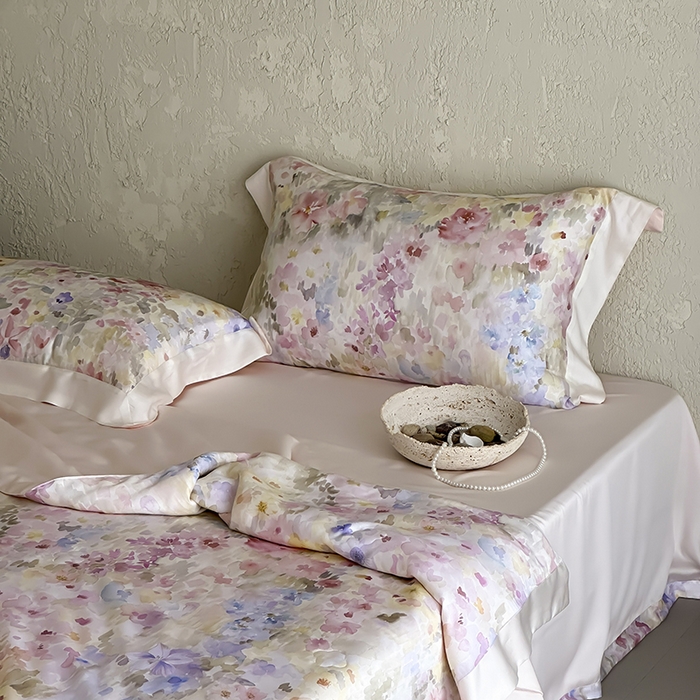 91家纺网 家纺一手货源 找家纺 张公子婚庆馆 2025新款天丝数码印花夏被四件套-玫丽花田系列【控价:不低于单夏被268/288 夏被四件套368/388】 云烟-微粉