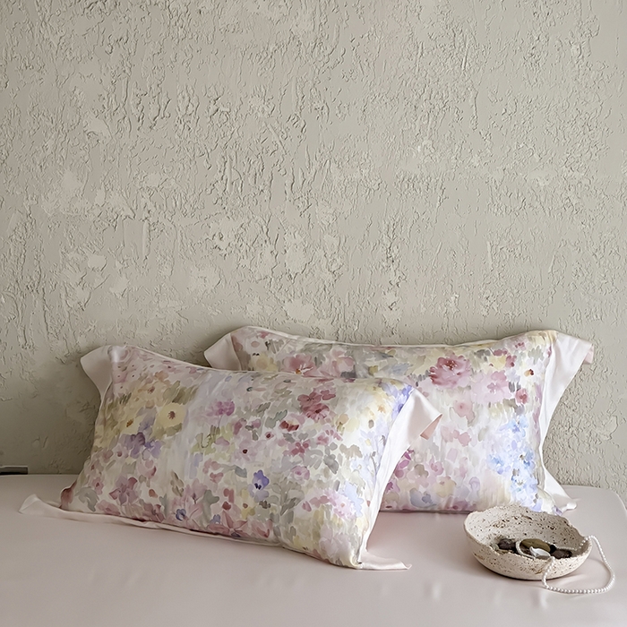 91家纺网 家纺一手货源 找家纺 张公子婚庆馆 2025新款天丝数码印花夏被四件套-玫丽花田系列【控价:不低于单夏被268/288 夏被四件套368/388】 云烟-微粉