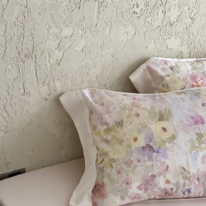 91家纺网 家纺一手货源 找家纺 张公子婚庆馆 2025新款天丝数码印花夏被四件套-玫丽花田系列【控价:不低于单夏被268/288 夏被四件套368/388】 云烟-微粉