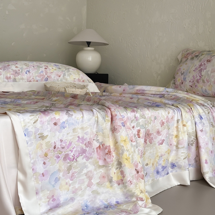 91家纺网 家纺一手货源 找家纺 张公子婚庆馆 2025新款天丝数码印花夏被四件套-玫丽花田系列【控价:不低于单夏被268/288 夏被四件套368/388】 云烟-微粉