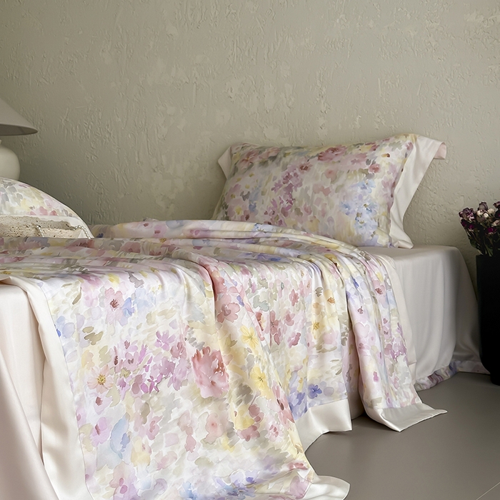 91家纺网 家纺一手货源 找家纺 张公子婚庆馆 2025新款天丝数码印花夏被四件套-玫丽花田系列【控价:不低于单夏被268/288 夏被四件套368/388】 云烟-微粉