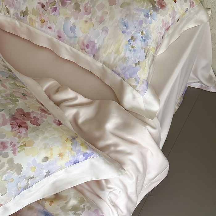 91家纺网 家纺一手货源 找家纺 张公子婚庆馆 2025新款天丝数码印花夏被四件套-玫丽花田系列【控价:不低于单夏被268/288 夏被四件套368/388】 云烟-微粉