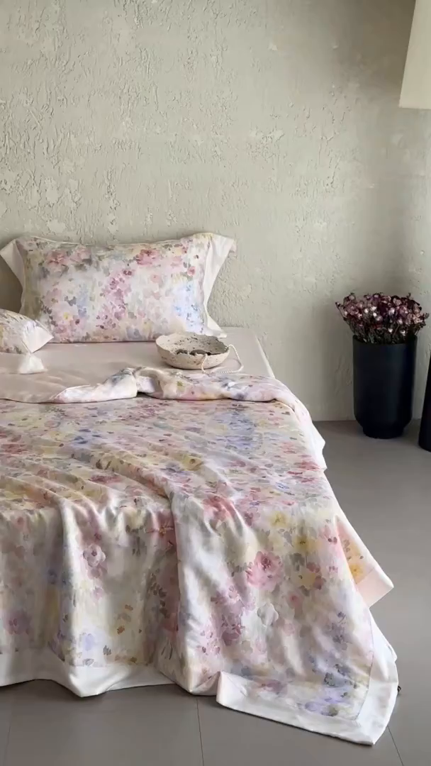 91家纺网 家纺一手货源 找家纺 张公子婚庆馆 2025新款天丝数码印花夏被四件套-玫丽花田系列【控价:不低于单夏被268/288 夏被四件套368/388】 云烟-微粉