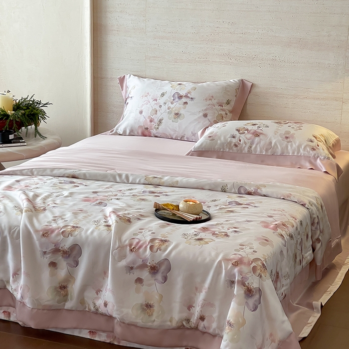 91家纺网 家纺一手货源 找家纺 张公子婚庆馆 2025新款天丝数码印花夏被四件套-花间束影系列【控价；不低于单夏被268/288 夏被四件套368/388】 海棠