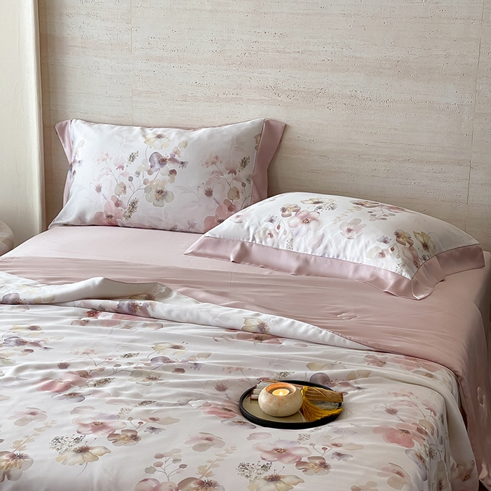 91家纺网 家纺一手货源 找家纺 张公子婚庆馆 2025新款天丝数码印花夏被四件套-花间束影系列【控价；不低于单夏被268/288 夏被四件套368/388】 海棠