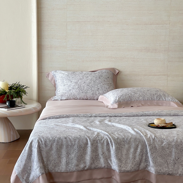 91家纺网 家纺一手货源 找家纺 张公子婚庆馆 2025新款天丝数码印花夏被四件套-花间束影系列【控价；不低于单夏被268/288 夏被四件套368/388】 木槿