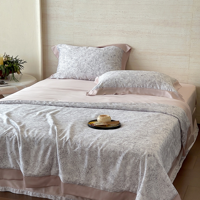 91家纺网 家纺一手货源 找家纺 张公子婚庆馆 2025新款天丝数码印花夏被四件套-花间束影系列【控价；不低于单夏被268/288 夏被四件套368/388】 木槿