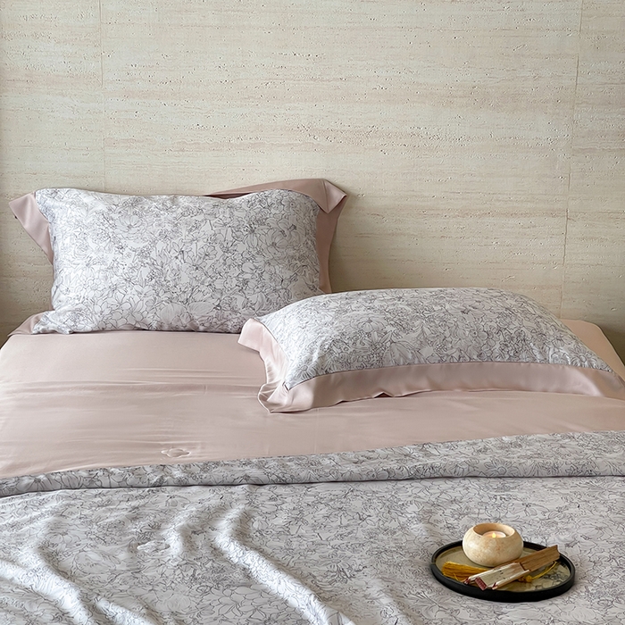 91家纺网 家纺一手货源 找家纺 张公子婚庆馆 2025新款天丝数码印花夏被四件套-花间束影系列【控价；不低于单夏被268/288 夏被四件套368/388】 木槿