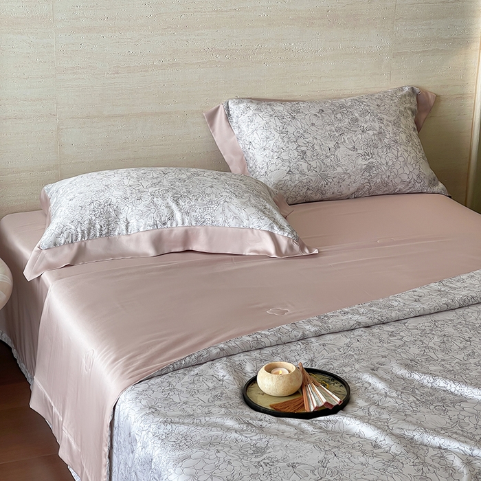 91家纺网 家纺一手货源 找家纺 张公子婚庆馆 2025新款天丝数码印花夏被四件套-花间束影系列【控价；不低于单夏被268/288 夏被四件套368/388】 木槿