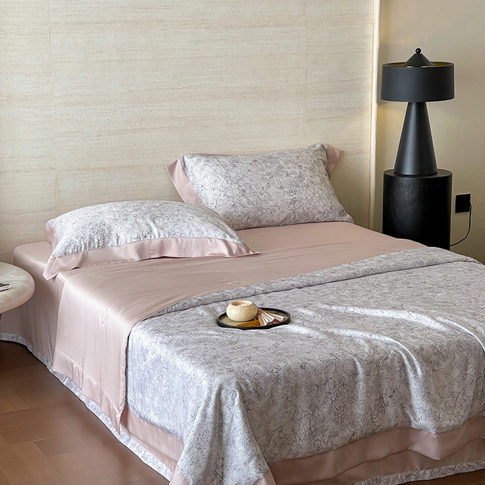 91家纺网 家纺一手货源 找家纺 张公子婚庆馆 2025新款天丝数码印花夏被四件套-花间束影系列【控价；不低于单夏被268/288 夏被四件套368/388】 木槿