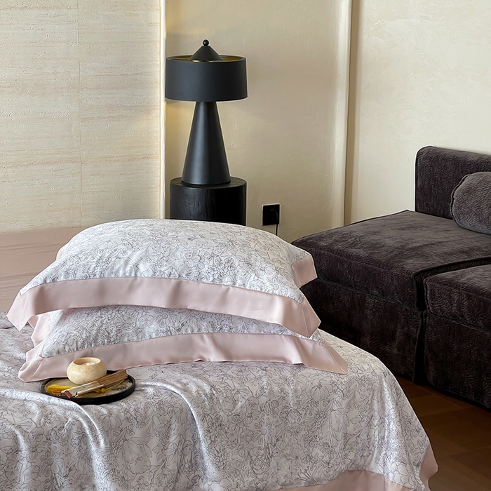 91家纺网 家纺一手货源 找家纺 张公子婚庆馆 2025新款天丝数码印花夏被四件套-花间束影系列【控价；不低于单夏被268/288 夏被四件套368/388】 木槿