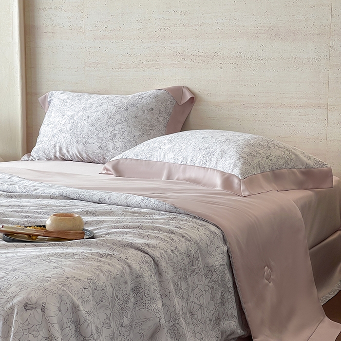 91家纺网 家纺一手货源 找家纺 张公子婚庆馆 2025新款天丝数码印花夏被四件套-花间束影系列【控价；不低于单夏被268/288 夏被四件套368/388】 木槿