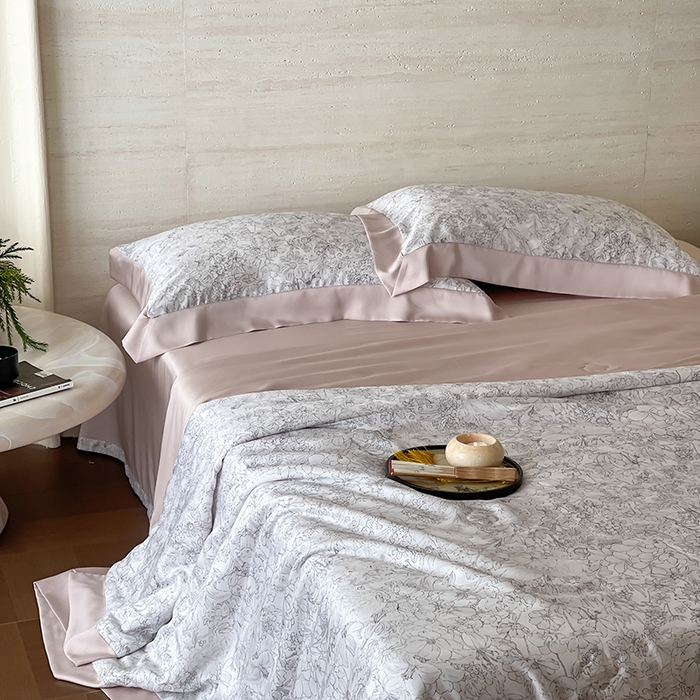 91家纺网 家纺一手货源 找家纺 张公子婚庆馆 2025新款天丝数码印花夏被四件套-花间束影系列【控价；不低于单夏被268/288 夏被四件套368/388】 木槿