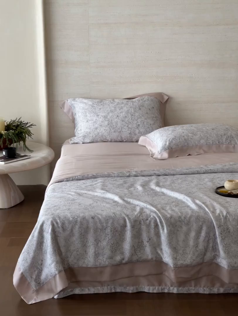 91家纺网 家纺一手货源 找家纺 张公子婚庆馆 2025新款天丝数码印花夏被四件套-花间束影系列【控价；不低于单夏被268/288 夏被四件套368/388】 木槿