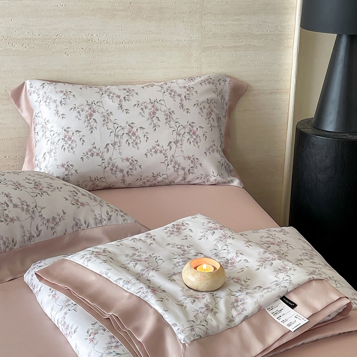 91家纺网 家纺一手货源 找家纺 张公子婚庆馆 2025新款天丝数码印花夏被四件套-花间束影系列【控价；不低于单夏被268/288 夏被四件套368/388】 若薇