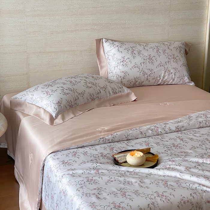 91家纺网 家纺一手货源 找家纺 张公子婚庆馆 2025新款天丝数码印花夏被四件套-花间束影系列【控价；不低于单夏被268/288 夏被四件套368/388】 若薇