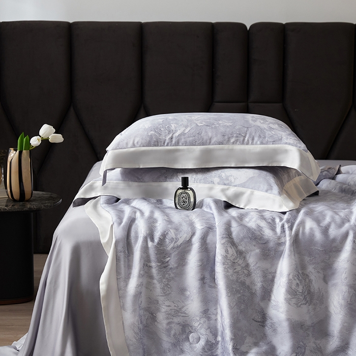 91家纺网 家纺一手货源 找家纺 张公子婚庆馆 2025新款天丝数码印花夏被四件套-花间束影系列【控价；不低于单夏被268/288 夏被四件套368/388】 星空-雾灰