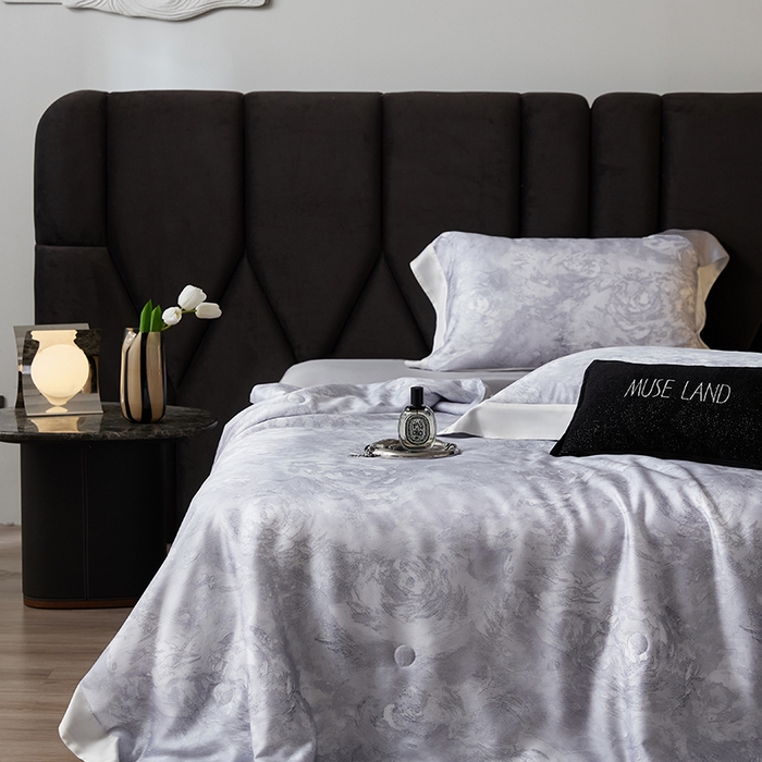 91家纺网 家纺一手货源 找家纺 张公子婚庆馆 2025新款天丝数码印花夏被四件套-花间束影系列【控价；不低于单夏被268/288 夏被四件套368/388】 星空-雾灰