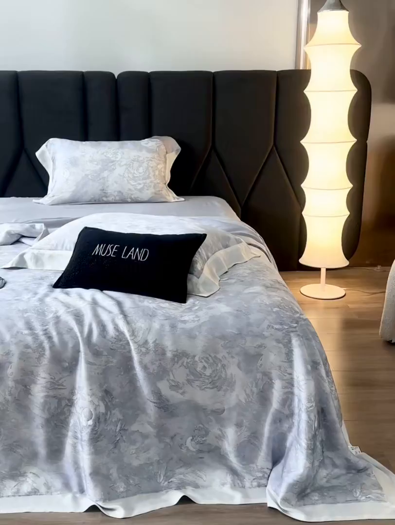 91家纺网 家纺一手货源 找家纺 张公子婚庆馆 2025新款天丝数码印花夏被四件套-花间束影系列【控价；不低于单夏被268/288 夏被四件套368/388】 星空-雾灰