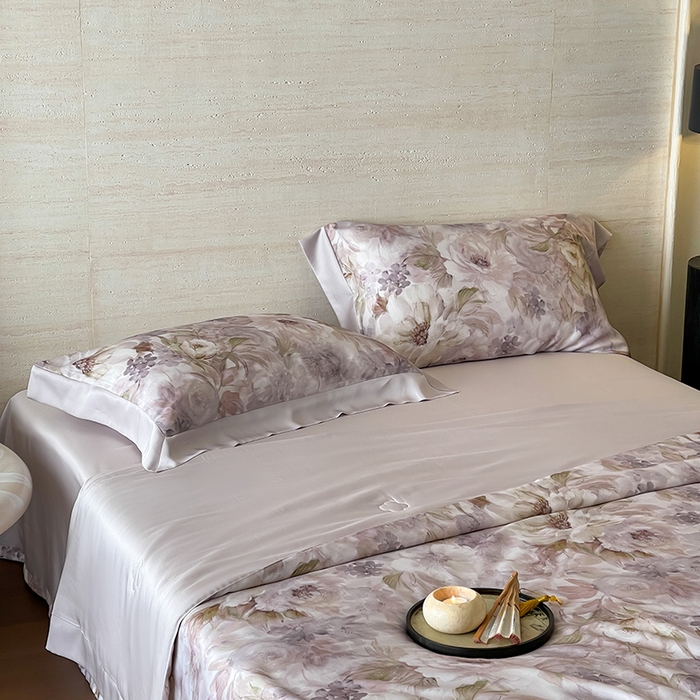 91家纺网 家纺一手货源 找家纺 张公子婚庆馆 2025新款天丝数码印花夏被四件套-花间束影系列【控价；不低于单夏被268/288 夏被四件套368/388】 樱之漫舞