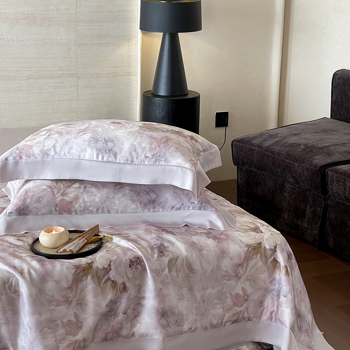 91家纺网 家纺一手货源 找家纺 张公子婚庆馆 2025新款天丝数码印花夏被四件套-花间束影系列【控价；不低于单夏被268/288 夏被四件套368/388】 樱之漫舞