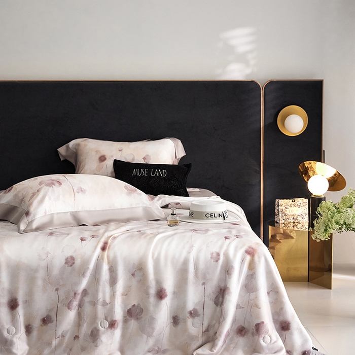 91家纺网 家纺一手货源 找家纺 张公子婚庆馆 2025新款天丝数码印花夏被四件套-花间束影系列【控价；不低于单夏被268/288 夏被四件套368/388】 云慕-紫灰