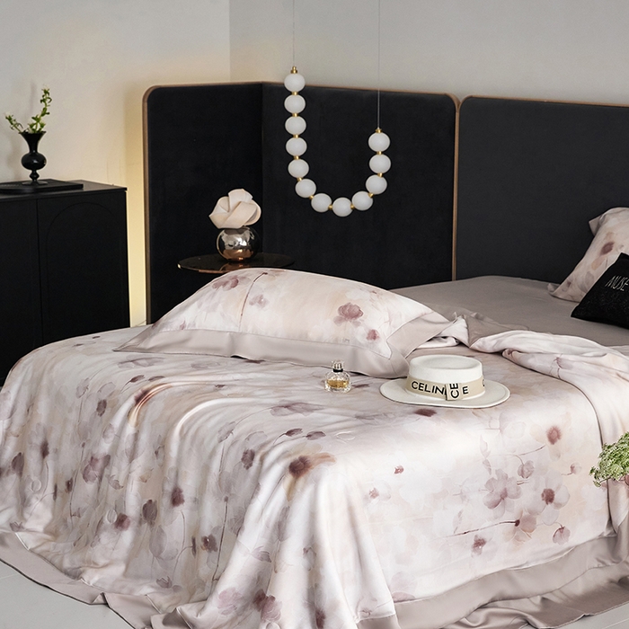 91家纺网 家纺一手货源 找家纺 张公子婚庆馆 2025新款天丝数码印花夏被四件套-花间束影系列【控价；不低于单夏被268/288 夏被四件套368/388】 云慕-紫灰