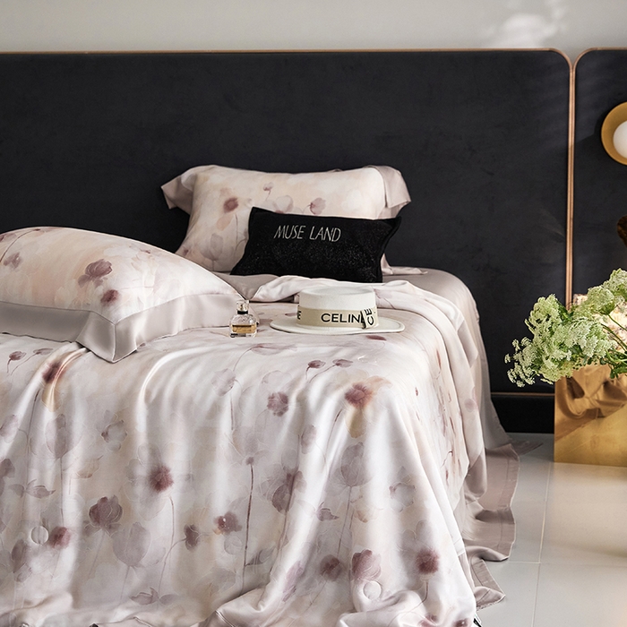 91家纺网 家纺一手货源 找家纺 张公子婚庆馆 2025新款天丝数码印花夏被四件套-花间束影系列【控价；不低于单夏被268/288 夏被四件套368/388】 云慕-紫灰