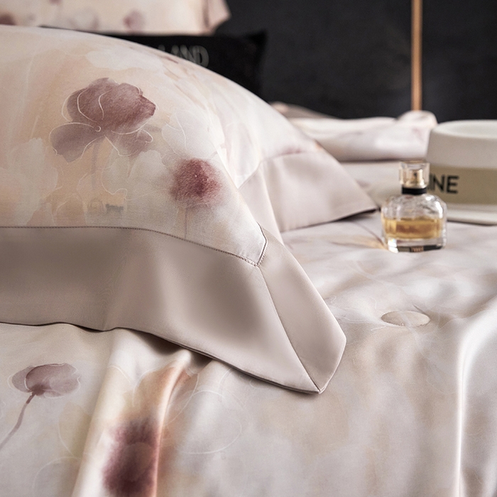 91家纺网 家纺一手货源 找家纺 张公子婚庆馆 2025新款天丝数码印花夏被四件套-花间束影系列【控价；不低于单夏被268/288 夏被四件套368/388】 云慕-紫灰