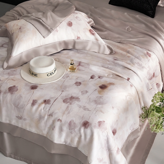 91家纺网 家纺一手货源 找家纺 张公子婚庆馆 2025新款天丝数码印花夏被四件套-花间束影系列【控价；不低于单夏被268/288 夏被四件套368/388】 云慕-紫灰