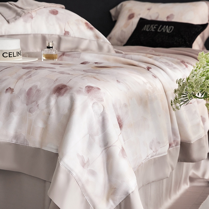 91家纺网 家纺一手货源 找家纺 张公子婚庆馆 2025新款天丝数码印花夏被四件套-花间束影系列【控价；不低于单夏被268/288 夏被四件套368/388】 云慕-紫灰