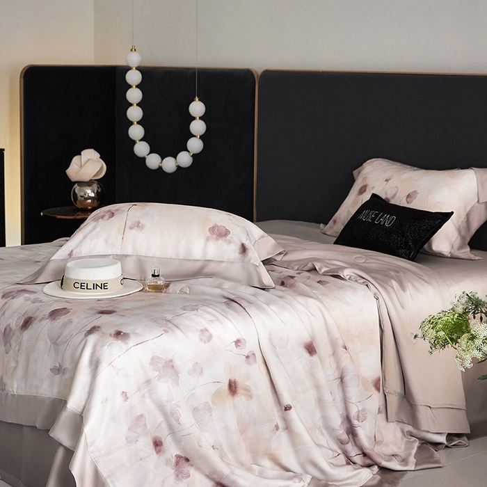 91家纺网 家纺一手货源 找家纺 张公子婚庆馆 2025新款天丝数码印花夏被四件套-花间束影系列【控价；不低于单夏被268/288 夏被四件套368/388】 云慕-紫灰