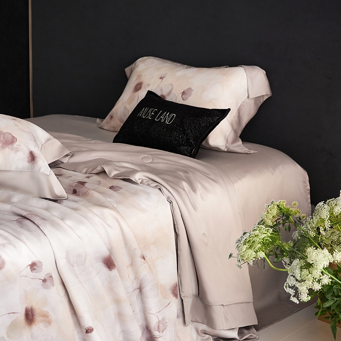 91家纺网 家纺一手货源 找家纺 张公子婚庆馆 2025新款天丝数码印花夏被四件套-花间束影系列【控价；不低于单夏被268/288 夏被四件套368/388】 云慕-紫灰