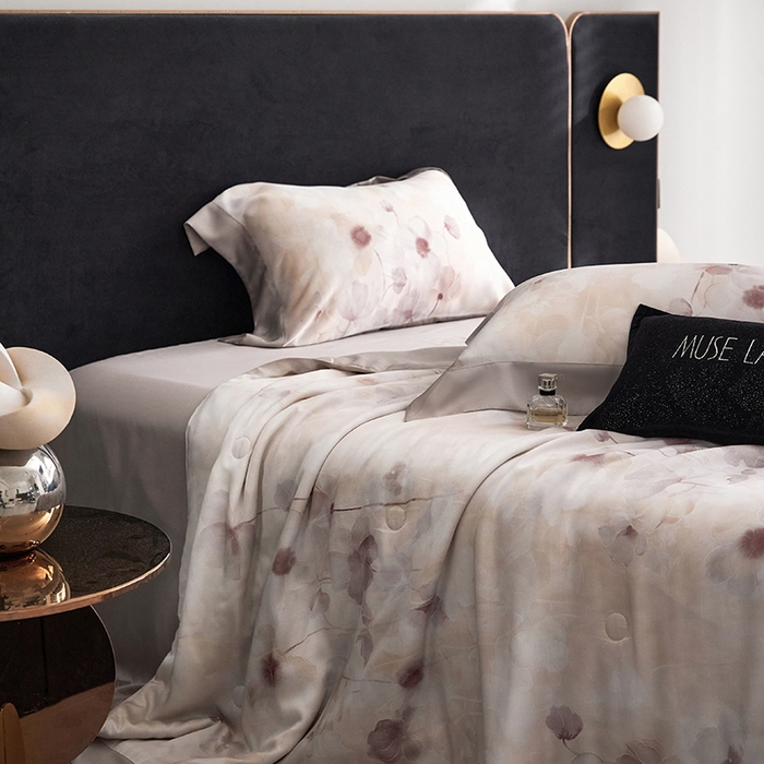 91家纺网 家纺一手货源 找家纺 张公子婚庆馆 2025新款天丝数码印花夏被四件套-花间束影系列【控价；不低于单夏被268/288 夏被四件套368/388】 云慕-紫灰