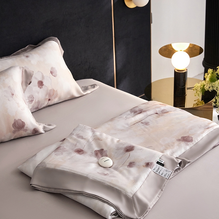 91家纺网 家纺一手货源 找家纺 张公子婚庆馆 2025新款天丝数码印花夏被四件套-花间束影系列【控价；不低于单夏被268/288 夏被四件套368/388】 云慕-紫灰