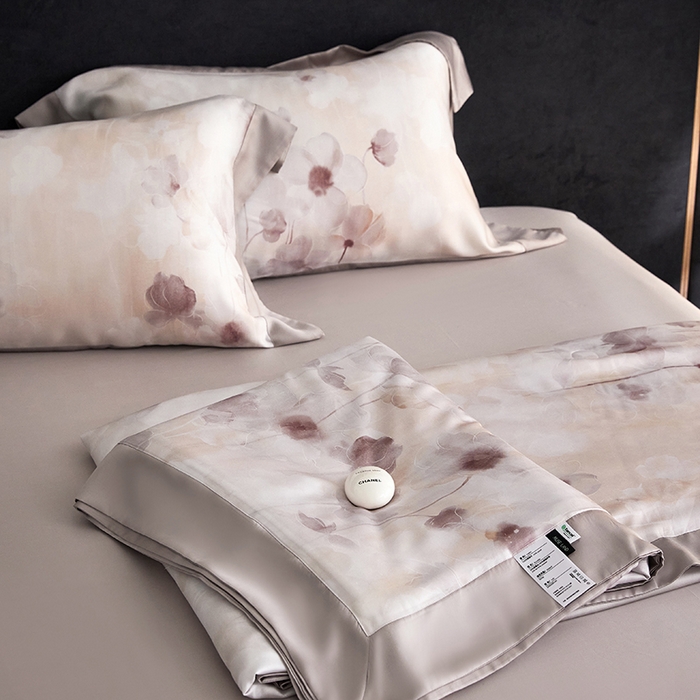 91家纺网 家纺一手货源 找家纺 张公子婚庆馆 2025新款天丝数码印花夏被四件套-花间束影系列【控价；不低于单夏被268/288 夏被四件套368/388】 云慕-紫灰