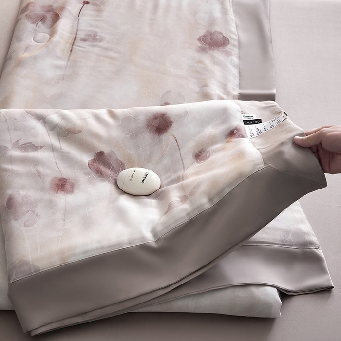 91家纺网 家纺一手货源 找家纺 张公子婚庆馆 2025新款天丝数码印花夏被四件套-花间束影系列【控价；不低于单夏被268/288 夏被四件套368/388】 云慕-紫灰